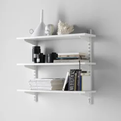 Elfa Säilytyskalusteet<Hyva Valmisratkaisu, Joka Sisaltaa Kaiken Mita Tarvitset Kolmen Hyllyn Kirjahyllyn Luomiseen. Plug-In -Teknologian Ja Seinakiskojen Reikien Ansiosta Helppo Asentaa Oikein Vatupassia Kayttaen.